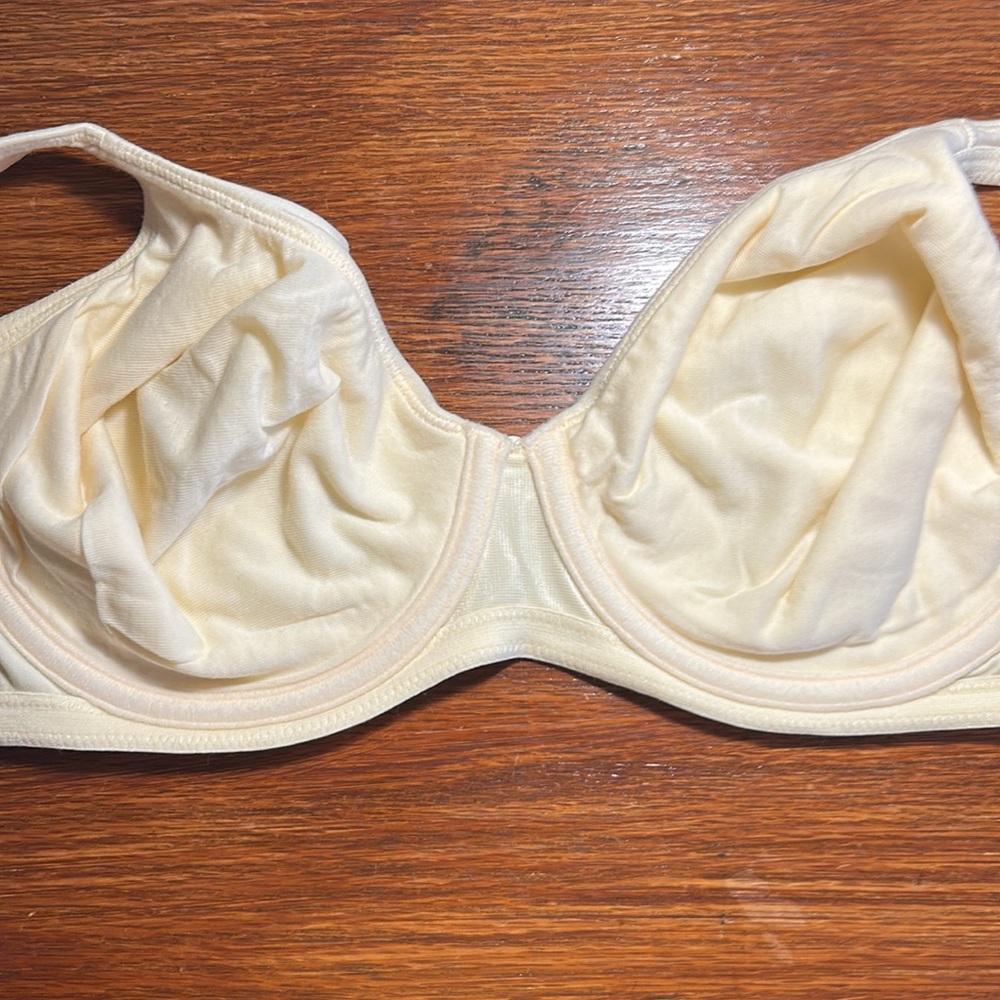 Victoria Secret Body by Victoria Lightly Lined Underwire Cream Bra. Size 38D - Picture 6 of 9